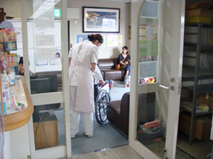 車いすで院内へ