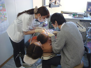 お母さんの上で治療中