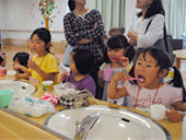 歯磨きする子どもたち