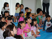 聞き入る子どもたち